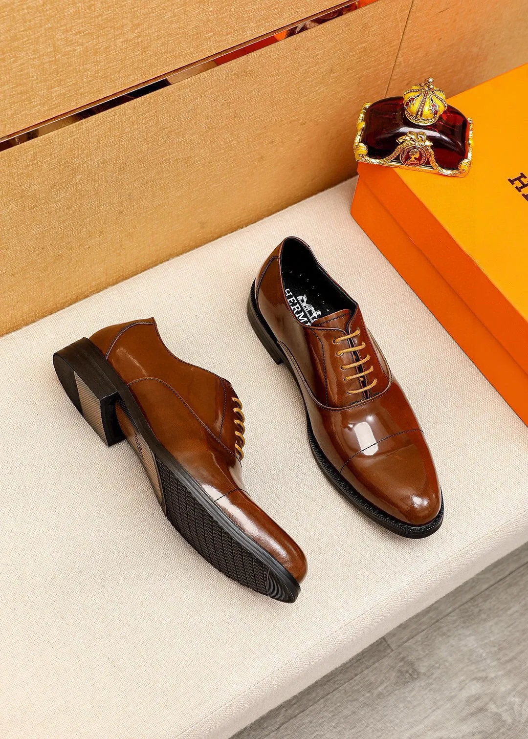 Men's shoes 💰460💐 Product trademark: HERMES "Hermès" business leather shoes Regular size: 38-44 (45🉑️customized) Product materials: Selected imported first-layer open-edge beaded calfskin upper, imported water-dyed 🐂 cowhide lining. Strong three-dimensional visual effect, non-slip and wear-resistant combination outsole Color: 2⃣️colors available